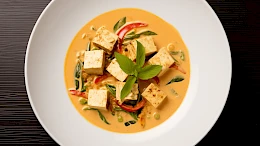 Foto von Thai-Kokoscurry mit Tofu