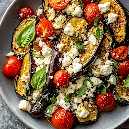 Foto von Gebratene Auberginen mit Feta und Tomaten